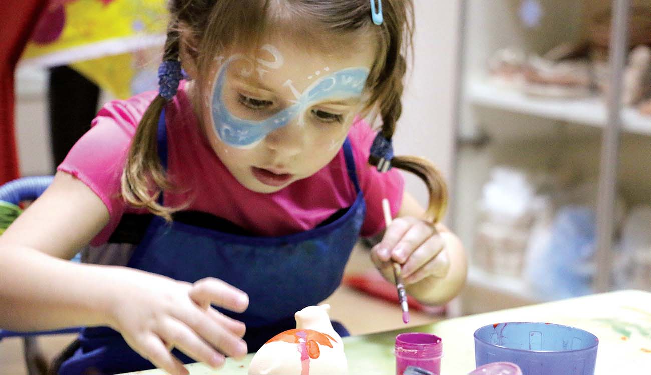 Activities for sustainable birthday party: girl painting